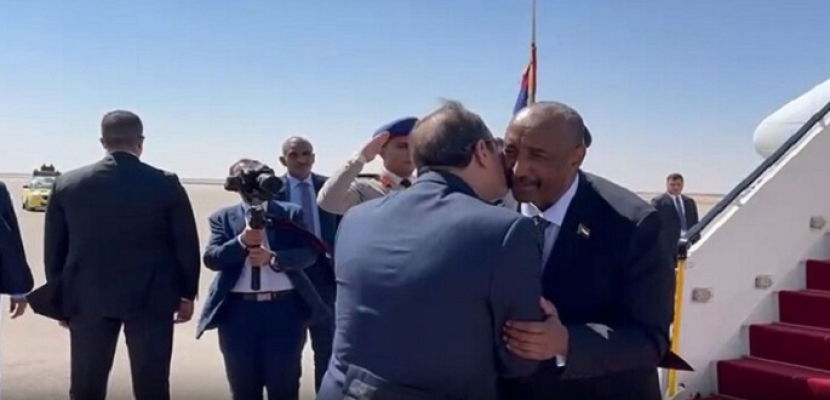 الرئيس السيسي يستقبل رئيس مجلس السيادة السوداني البرهان في مطار العلمين