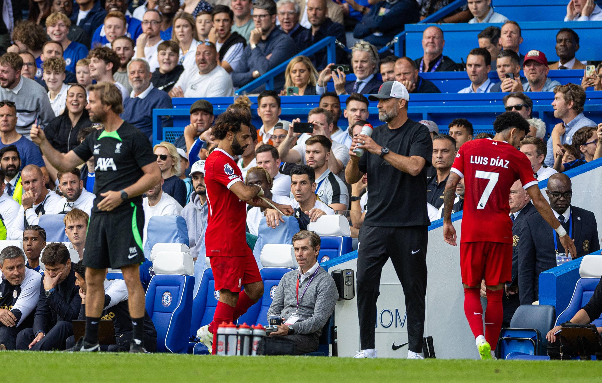 الصحف الإنجليزية تعلق علي غضب صلاح بعد استبداله خلال مباراة تشيلسي