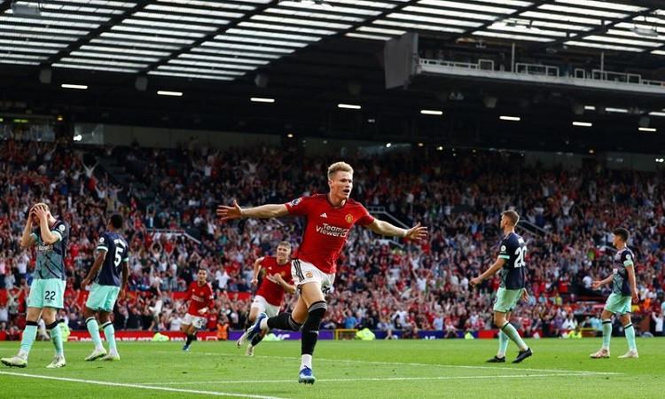 مانشستر يونايتد يفوز على برنتفورد 2-1 في الدوري الإنجليزي