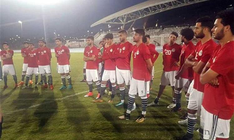 منتخب مصر يرتدي زيه التقليدي أمام الجزائر