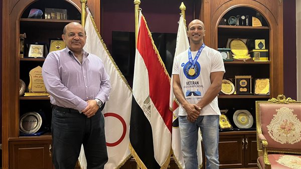 الأولمبية تكرم كرم جابر بعد حصوله على ذهبية بطولة العالم للرواد للمصارعة