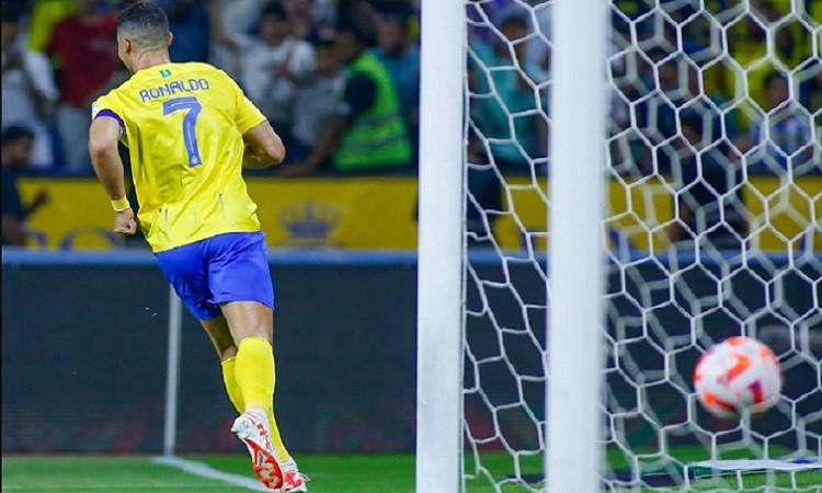 كريستيانو رونالدو يقود النصر للفوز على الأخدود 3-0 في دوري روشن السعودي