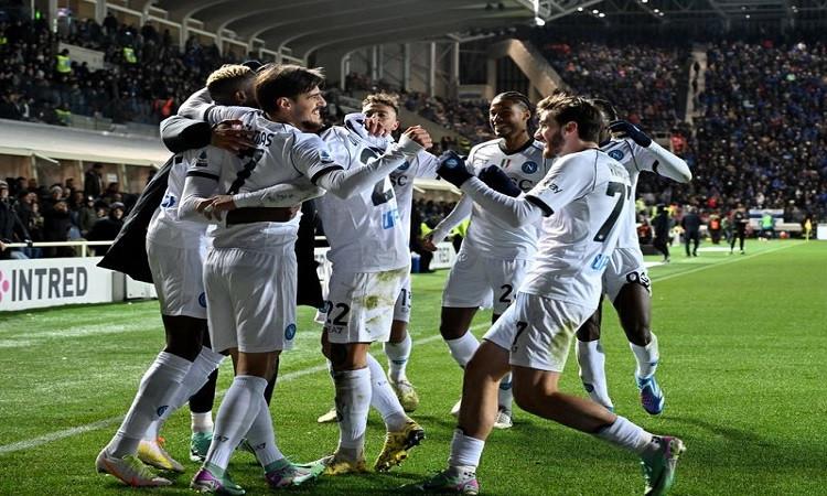 نابولي يفوز على أتالانتا 2-1 في الدوري الإيطالي