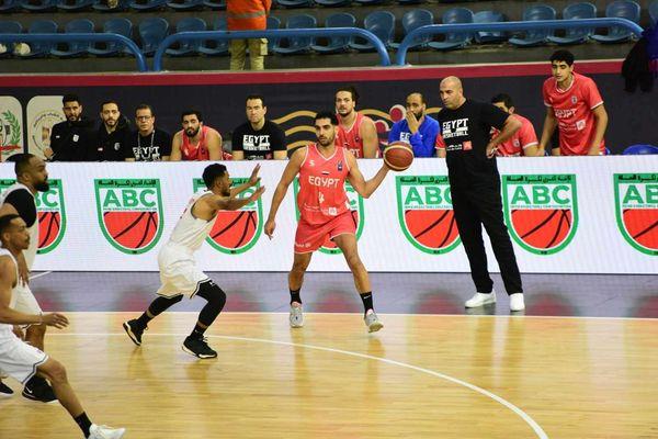 مصر تفوز على الإمارات 94-46 في افتتاح البطولة العربية لكرة السلة