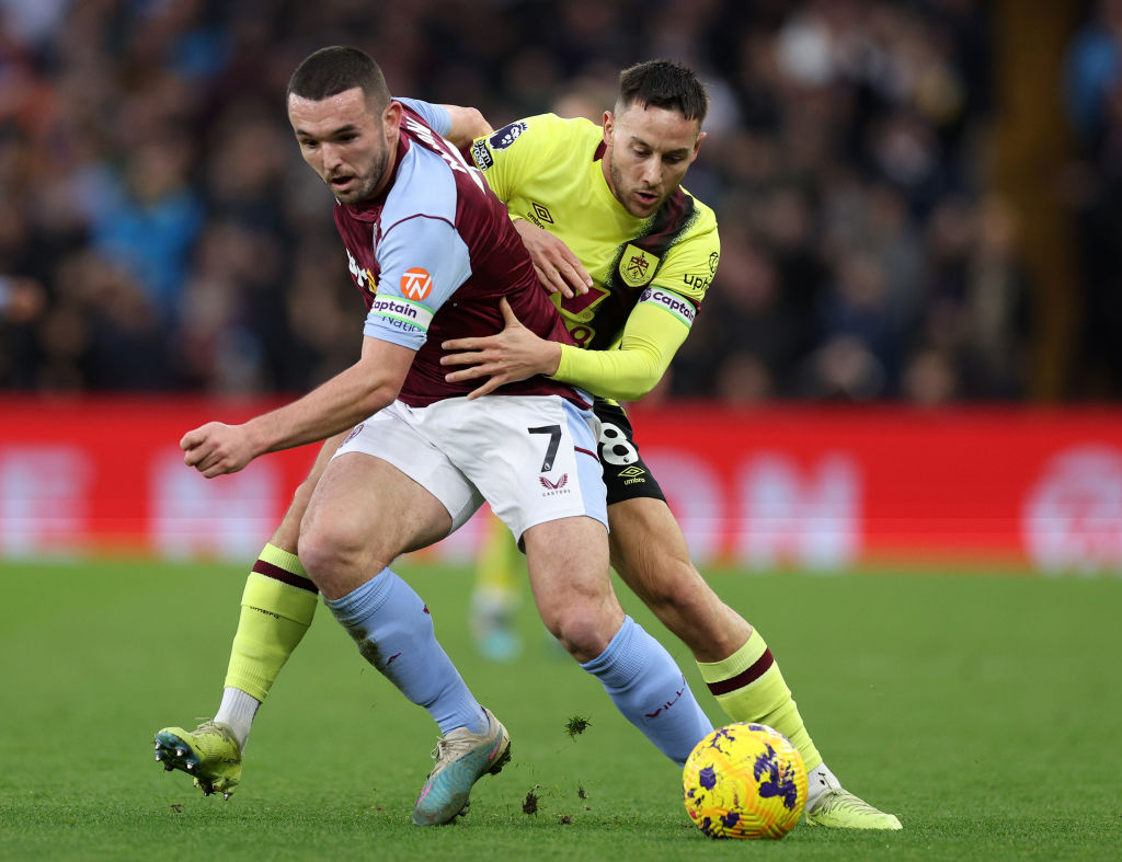 أستون فيلا يهزم بيرنلي 3-2 ويزاحم ليفربول على صدارة الدوري الإنجليزي