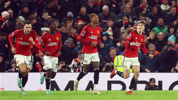 مانشستر يونايتد يفوز على أستون فيلا 3-2 في الدوري الإنجليزي