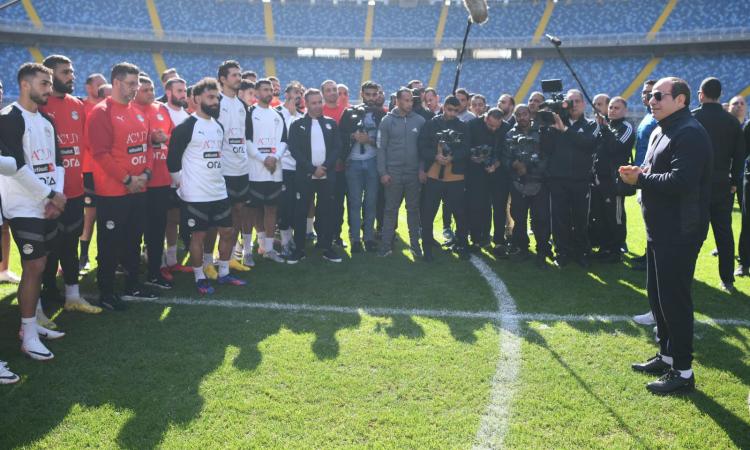 الرئيس السيسي يطالب المنتخب ببذل أقصى الجهد لإسعاد الجماهير المصرية