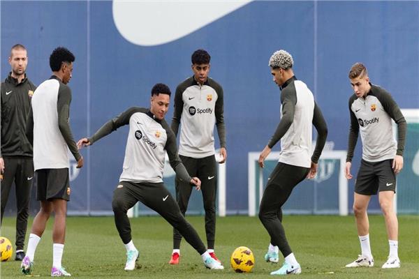برشلونة يخوض مرانه الأخير بإسبانيا قبل السفر إلي السعودية