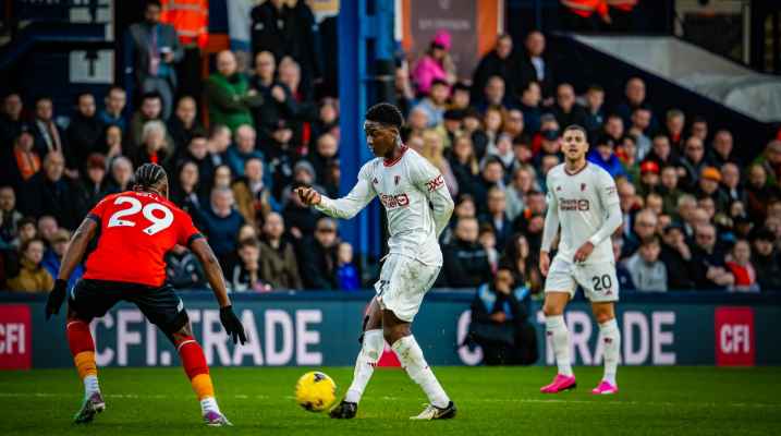 مانشستر يونايتد يفوز على لوتون 2-1 في الدوري الإنجليزي