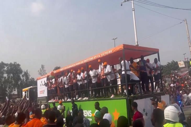 حافلة الأفيال تجوب شوارع كوت ديفوار وسط احتفالات جنونية