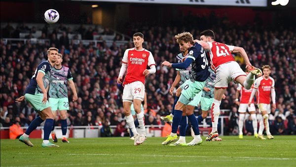 أرسنال يفوز علي برينتفورد 2-1 ويتصدر الدوري الإنجليزي مؤقتاً