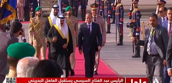 الرئيس السيسي يستقبل ملك البحرين بمطار القاهرة الدولي