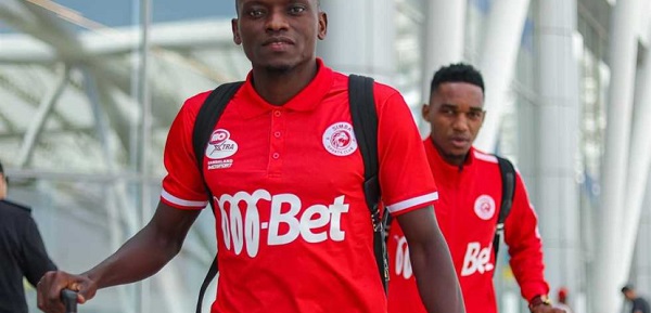 وصلت بعثة فريق سيمبا التنزاني لكرة القدم، اليوم الأربعاء، إلى مطار القاهرة استعدادا لمواجهة مضيفه الأهلي في إياب ربع نهائي مسابقة دوري أبطال إفريقيا. ونشر نادي سيمبا صورا له، عبر صفحته الرسمية على موقع التواصل الاجتماعي “فيس بوك”، فور وصول لاعبيه الى مطار القاهرة.. وعلق عليها “لقد وصلنا إلى القاهرة”. ومن المقرر أن تقام مباراة الإياب بين الأهلي وضيفه سيمبا مساء الجمعة المقبل على ملعب “استاد القاهرة” في تمام الساعة العاشرة بتوقيت القاهرة. وكانت مباراة الذهاب والتى أقيمت مساء الجمعة الماضي بتنزانيا انتهت بفوز الأهلي بهدف دون رد.