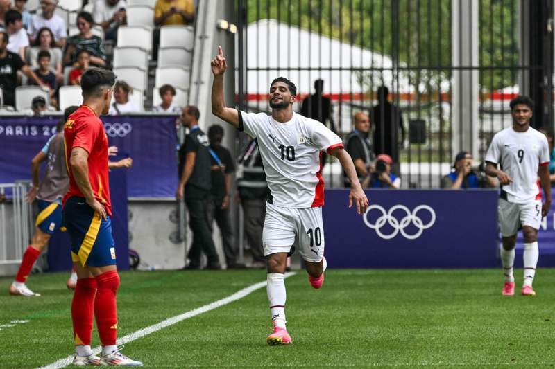 مصر تهزم إسبانيا 2-1 وتتصدر مجموعتها وتتأهل لدور الـ8 بالأوليمبياد