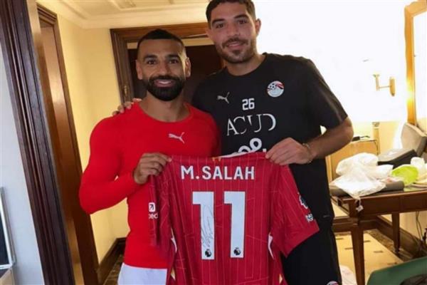 محمد صلاح يهدي حمزة علاء قميصه بعد انضمامه لمعسكر المنتخب