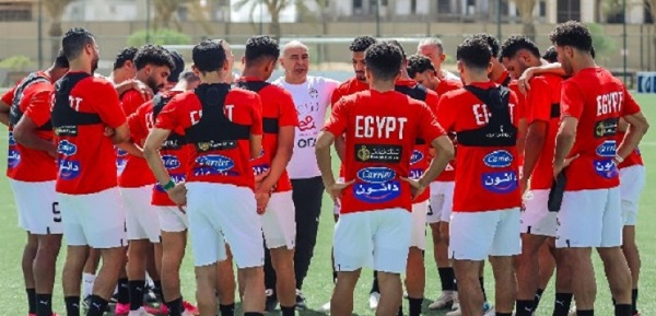 منتخب مصر على ملعب نجيل صناعي قبل رحلة كاب فيردي