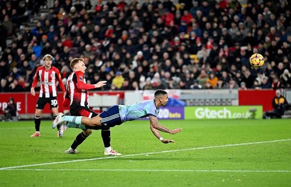 آرسنال يفوز على برينتفورد 3-1 في الدوري الإنجليزي