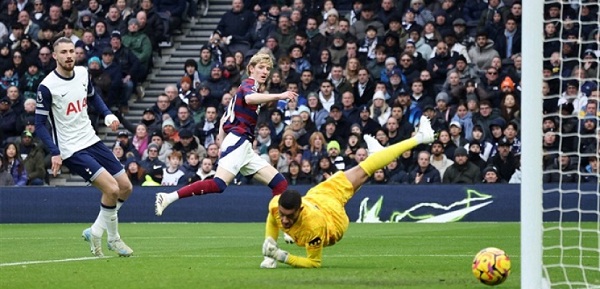 نيوكاسل يفوز على توتنهام 2-1 بالدوري الإنجليزي الممتاز