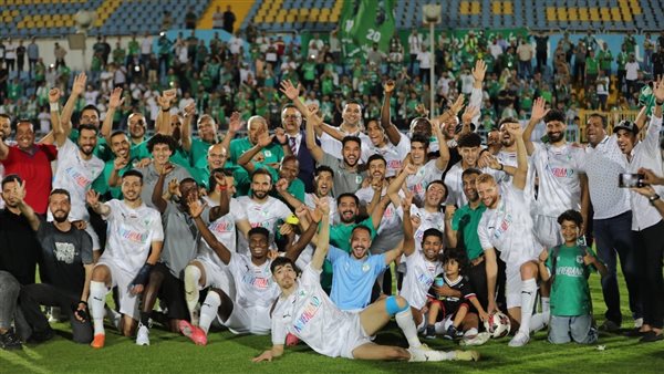 لاعبو المصري يحتفلون مع الجماهير بالتأهل للمربع الذهبي في الدوري