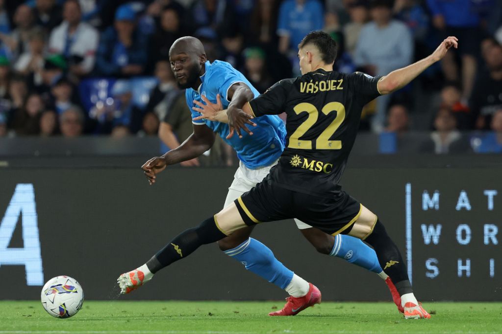 نابولي يتعادل مع جنوى 2-2 ويشعل سباق الدوري الإيطالي