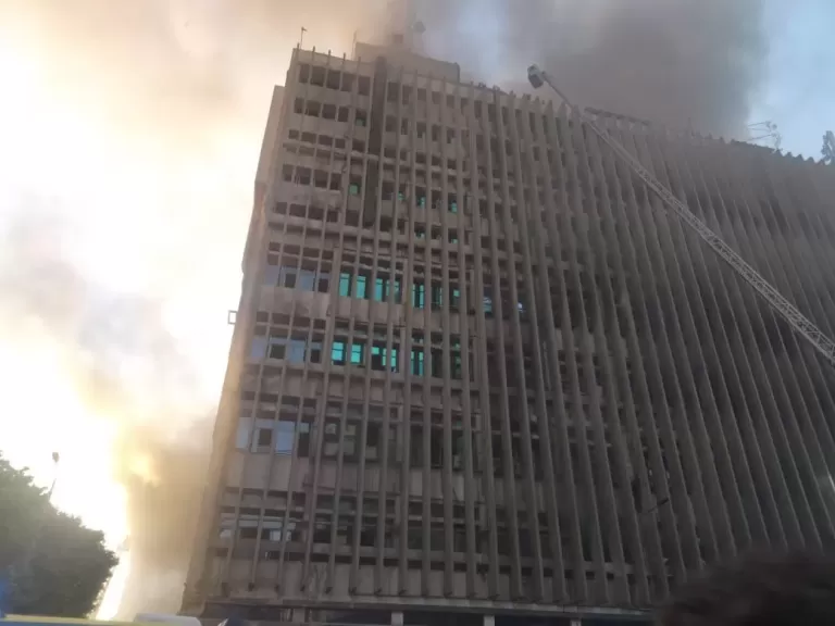 السيطرة على حريق سنترال رمسيس وبدء أعمال التبريد