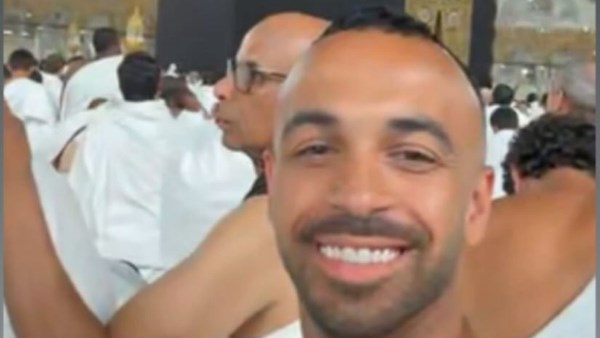 أفشة يؤدي مناسك العمرة