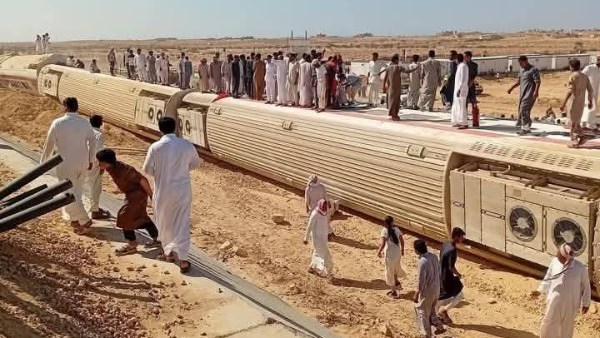 مصرع 3 أشخاص وإصابة أكثر من 100 في حادث قطار مطروح