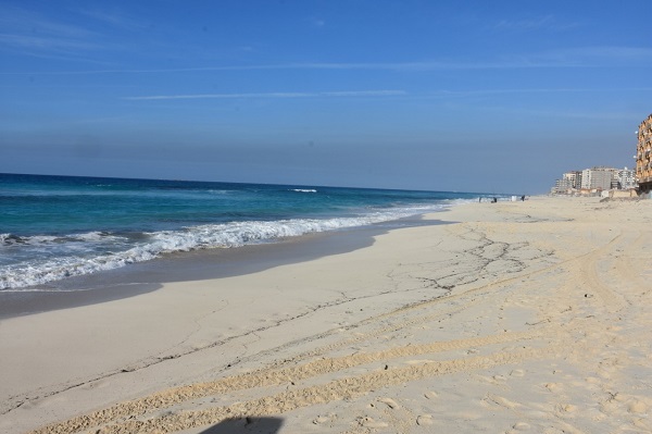 إغلاق شواطئ العجمي بالكامل وتحذير من النزول للبحر