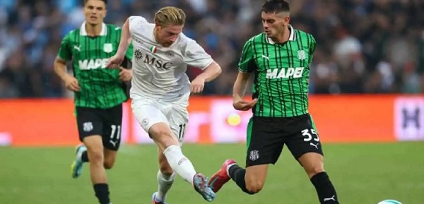 نابولى يهزم ساسولو 2- 0 في مستهل رحلة الدفاع عن لقب الدورى الإيطالى