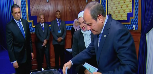 الرئيس السيسى يدلى بصوته فى انتخابات مجلس الشيوخ