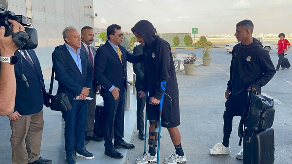 مرموش يظهر بالـ«عكاز» بعد إصابته في مباراة مصر وبوركينا