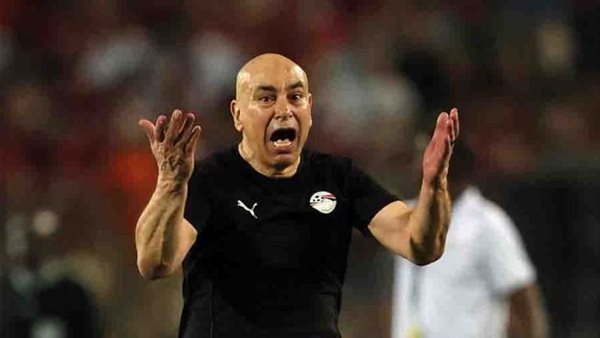 العميد يجتمع بلاعبي الفراعنة قبل مباراة بوركينا فاسو