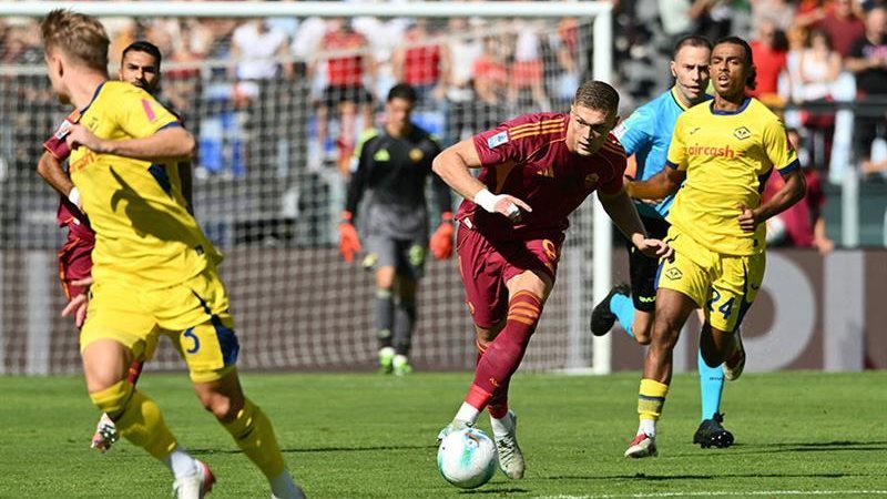 روما يهزم فيرونا 2-0 ويرتقي لصدارة الدوري الإيطالي