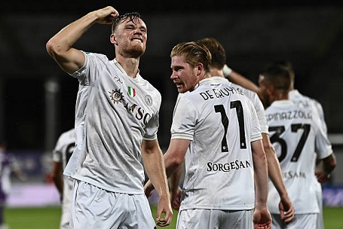 نابولي يهزم فيورنتينا 3-1 ويتصدر الدوري الإيطالي