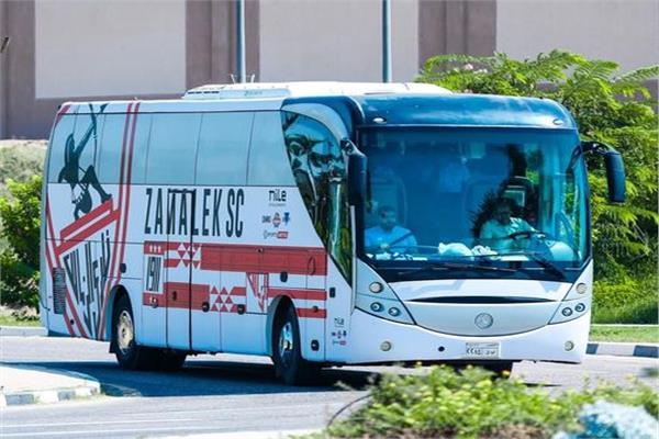 وصول حافلة الزمالك إلى استاد هيئة قناة السويس لخوض مباراة غزل المحلة