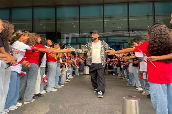 محمد صلاح يحظي باستقبال خاص في مطار القاهرة