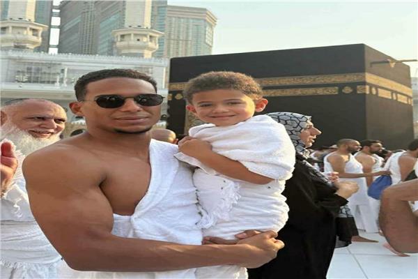 سيف الجزيري يؤدي مناسك العمرة