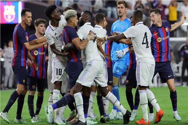 فينيسيوس يعلق علي أحداث كلاسيكو ريال مدريد وبرشلونة