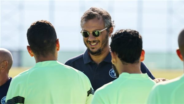 رئيس بيراميدز يجتمع مع اللاعبين قبل مواجهة التأمين الإثيوبي