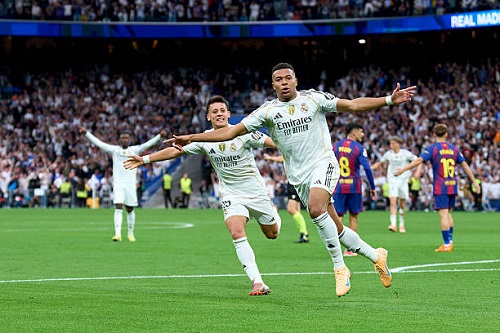 ريال مدريد يهزم برشلونة 2-1 ويبتعد بصدارة الليجا