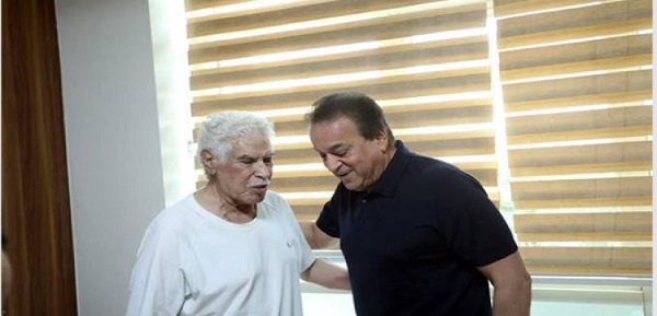 وزير الصحة يزور الكابتن حسن شحاتة للإطمئنان على حالته