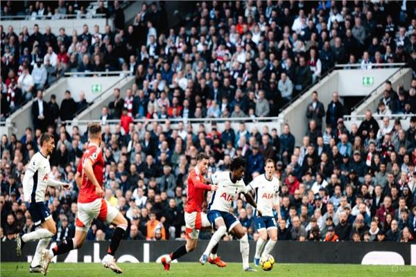 مانشستر يونايتد يتعادل مع توتنهام 2-2 في الدوري الإنجليزي