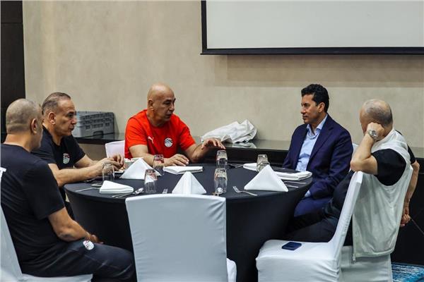 وزير الرياضة وهاني أبو ريدة يجتمعان بمنتخب مصر في معسكر الإمارات
