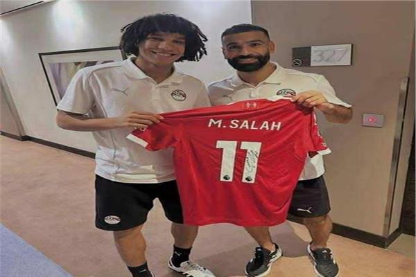 صلاح يوزع قميص ليفربول على اللاعبين الجدد بمنتخب مصر