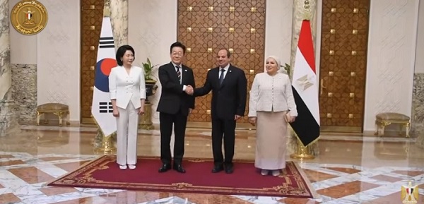 الرئيس السيسى والسيدة قرينته يستقبلان رئيس كوريا الجنوبية وقرينته بقصر الاتحادية