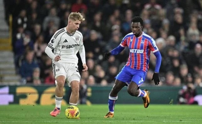 كريستال بالاس يهزم فولهام 2-1 ويصعد للمركز الرابع بالدوري الإنجليزي