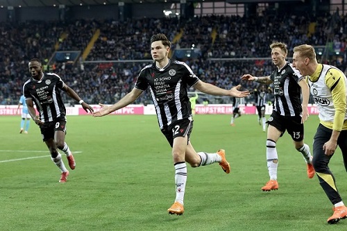 أودينيزي يهزم نابولي 1-0 ويحرمه من صدارة الدوري الإيطالي