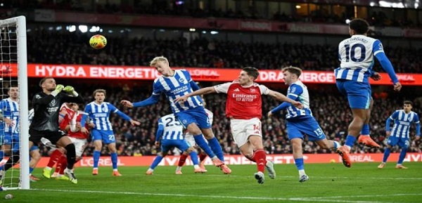 آرسنال يفوز على برايتون 2-1 ويتصدر الدوري الإنجليزي