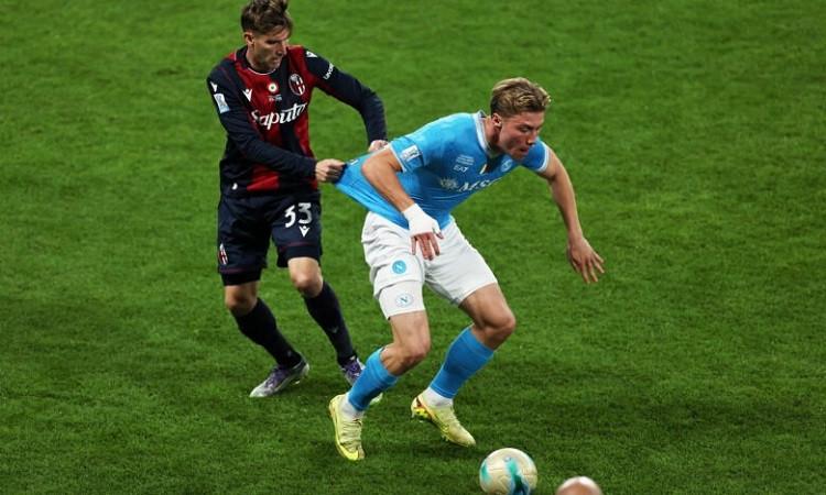 نابولي يتعادل أمام بارما ويبتعد عن صدارة الدوري الإيطالي