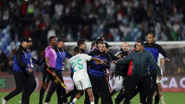 "الكاف" يفتح تحقيقاً بخصوص أحداث مباراتين في الدور ربع النهائي